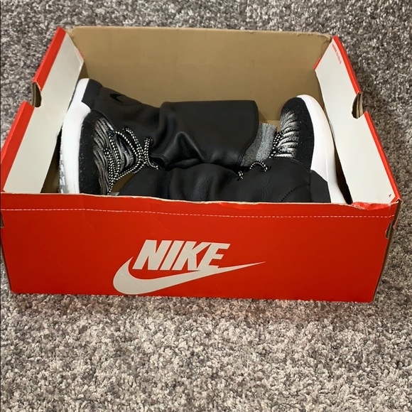 Women’s Nike ROSHE TWO HI FLYKNIT Boots - Picture 3 of 8